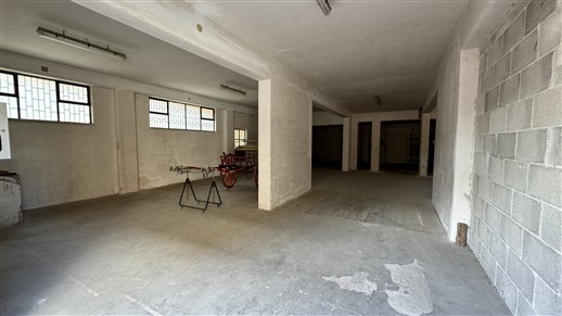 P  R  E  Z  Z  O     R  I  B  A  S  S  A  T  O  -  Locale Deposito con Spazio Esterno Privato